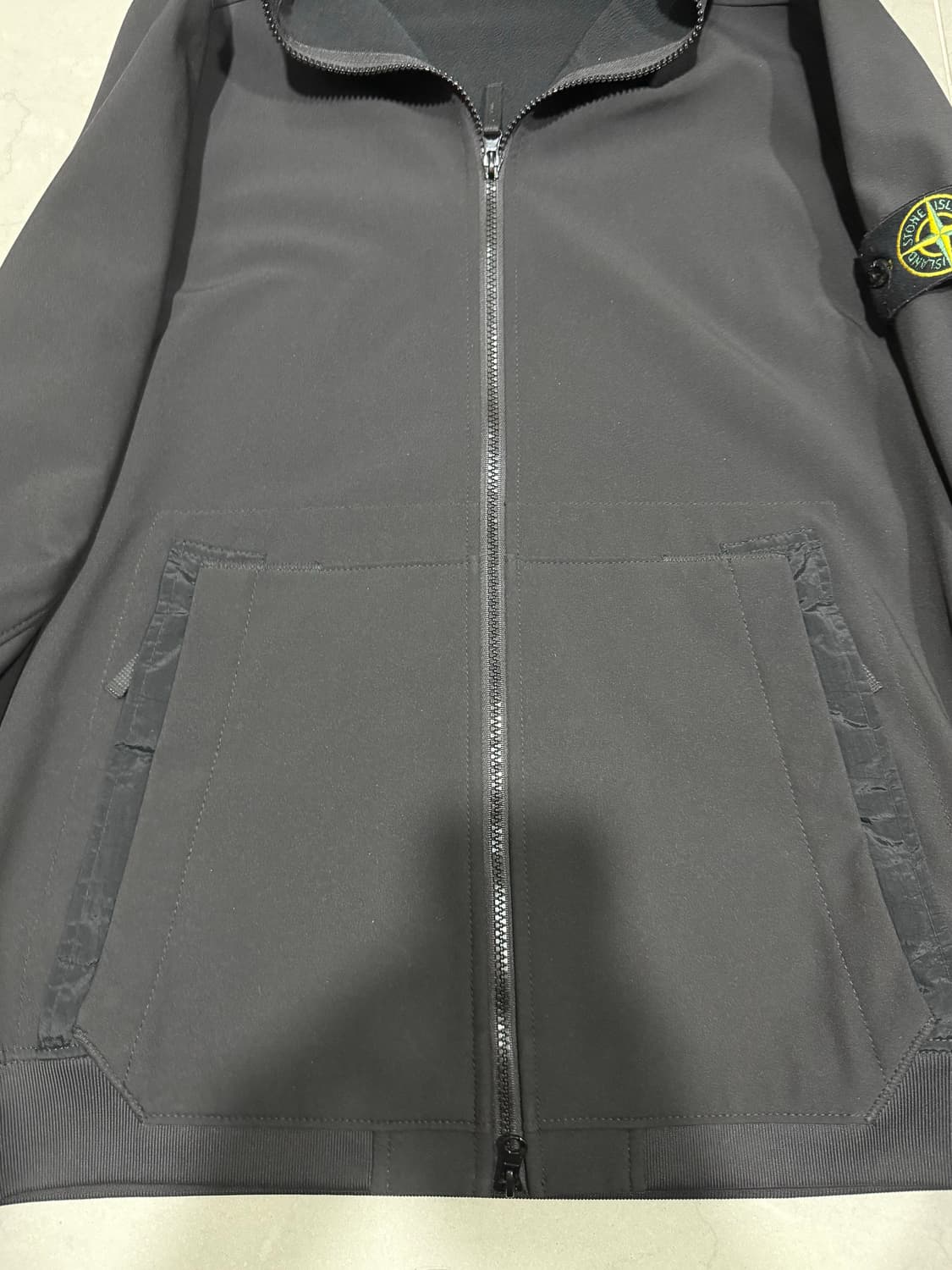 [당일출고,새상품급] 스톤아일랜드 소프트쉘 바람막이 L 상품이미지5