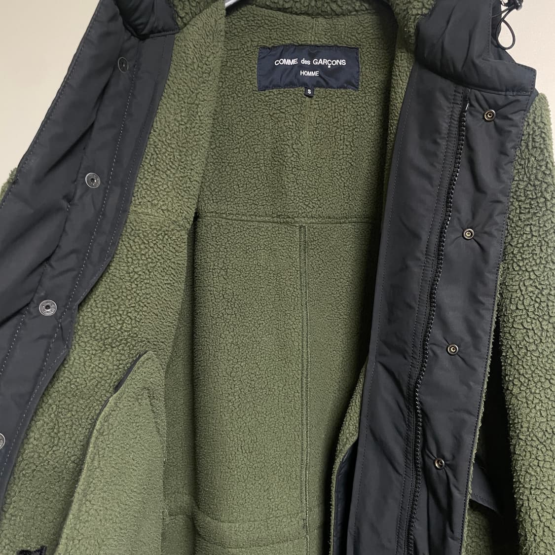[S] 21AW 꼼데가르송 옴므 폴라텍 카키 코트 상품이미지3