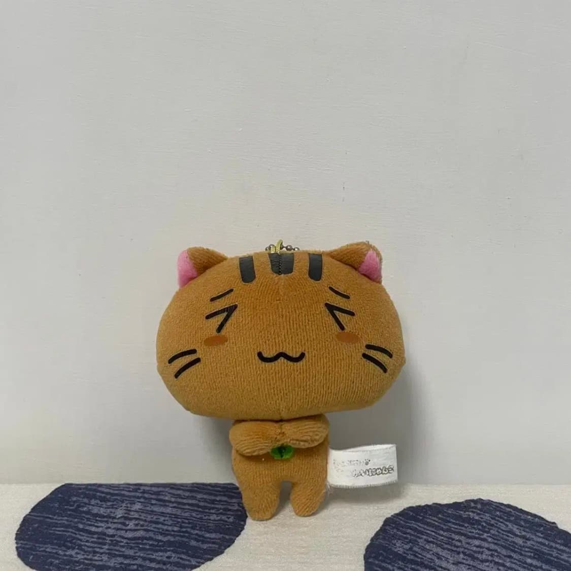설레는 표정의 고양이 인형 키링 상품이미지1