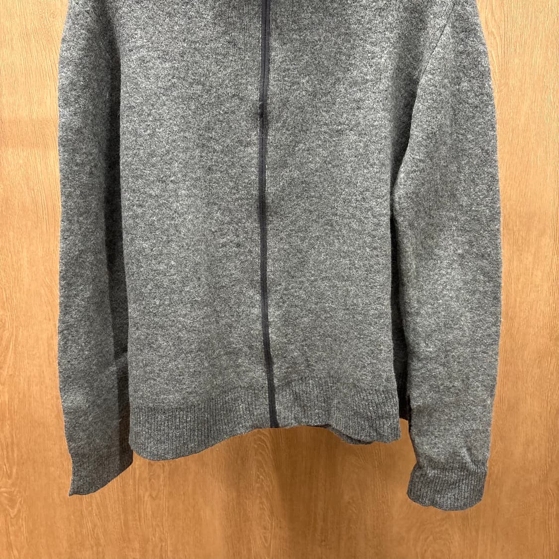 살바토레 페라가모 하이넥 니트 집업 가디건 무지 디테일 레귤러핏 그레이 상품이미지5