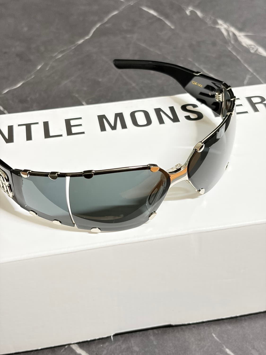 젠틀몬스터 X 크리스 우 컬렉션 GW001 블랙 상품이미지3