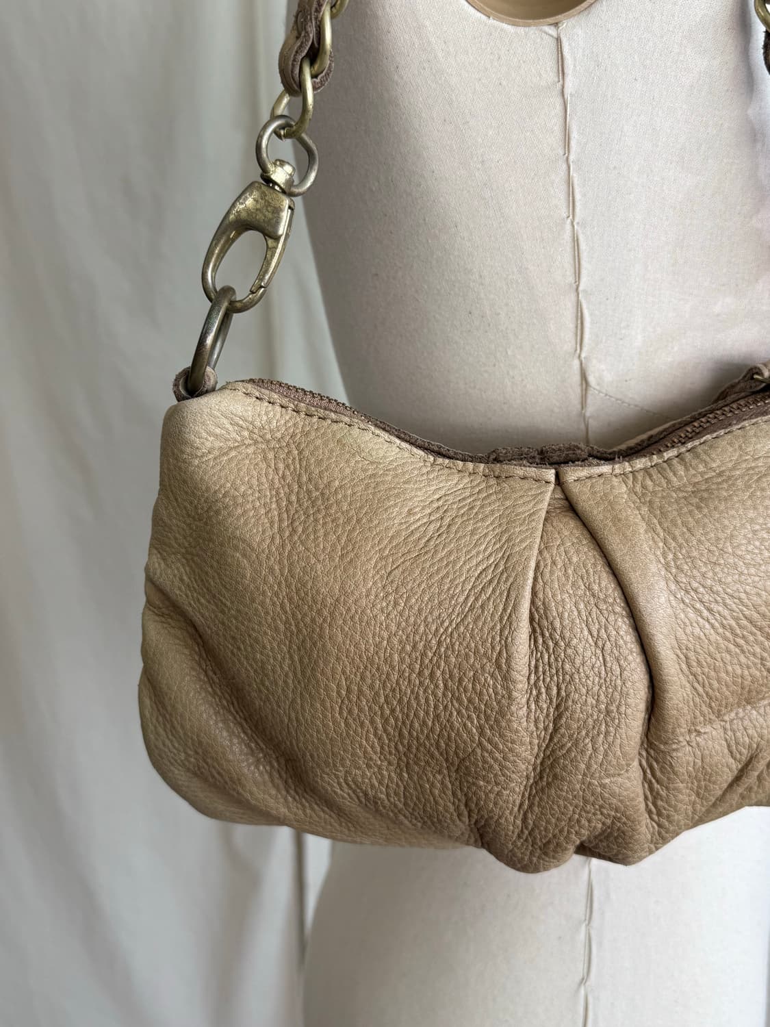 Beaure 체인 레더 숄더백 상품이미지4