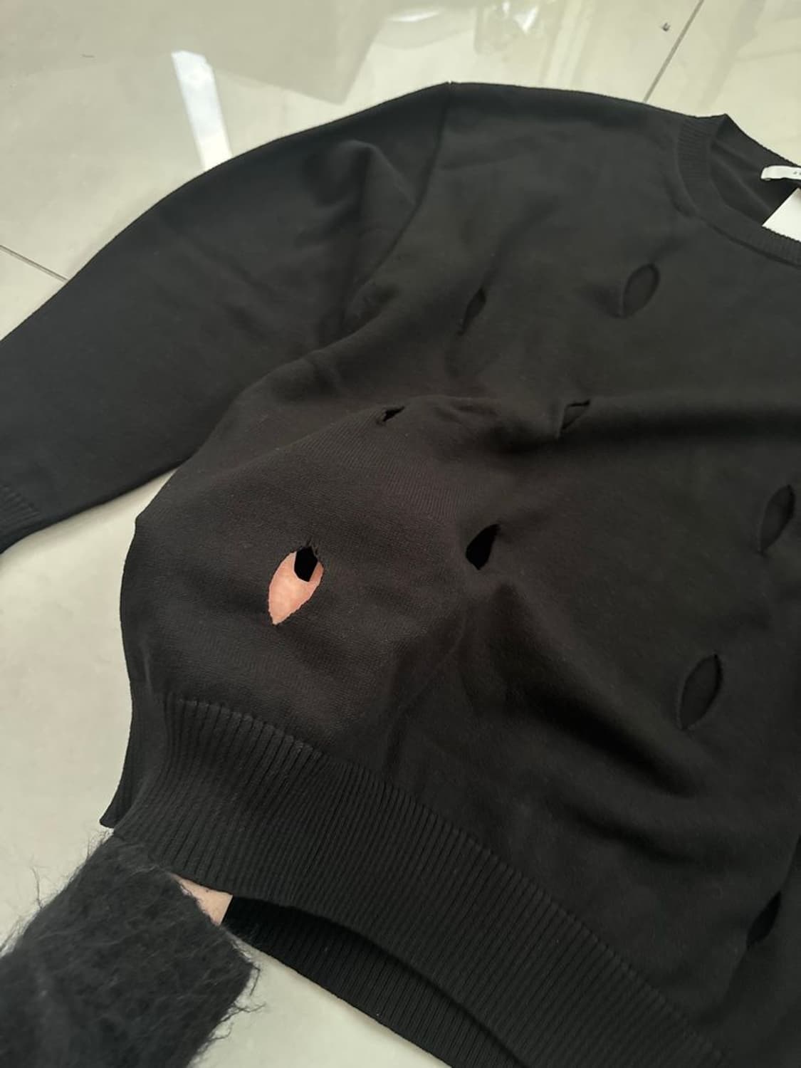 HOLE CREW KNIT 홀 크루 니트 상품이미지4