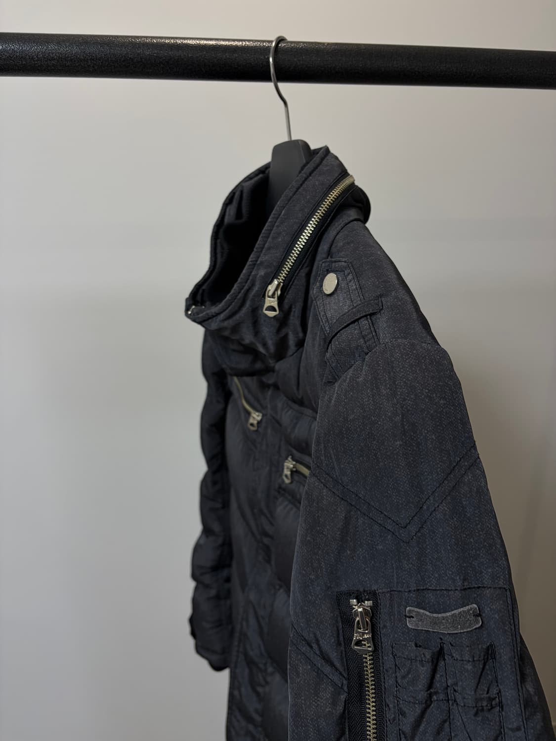 (100) frj 덕다운 락시크 차콜 견장 패딩 상품이미지3