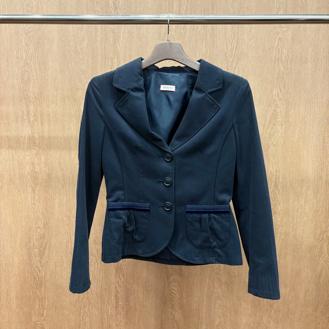 막스앤코 클래식 테일러드 카라 자켓 포켓 배색 허리 스트랩 디테일 네이비 상품이미지2