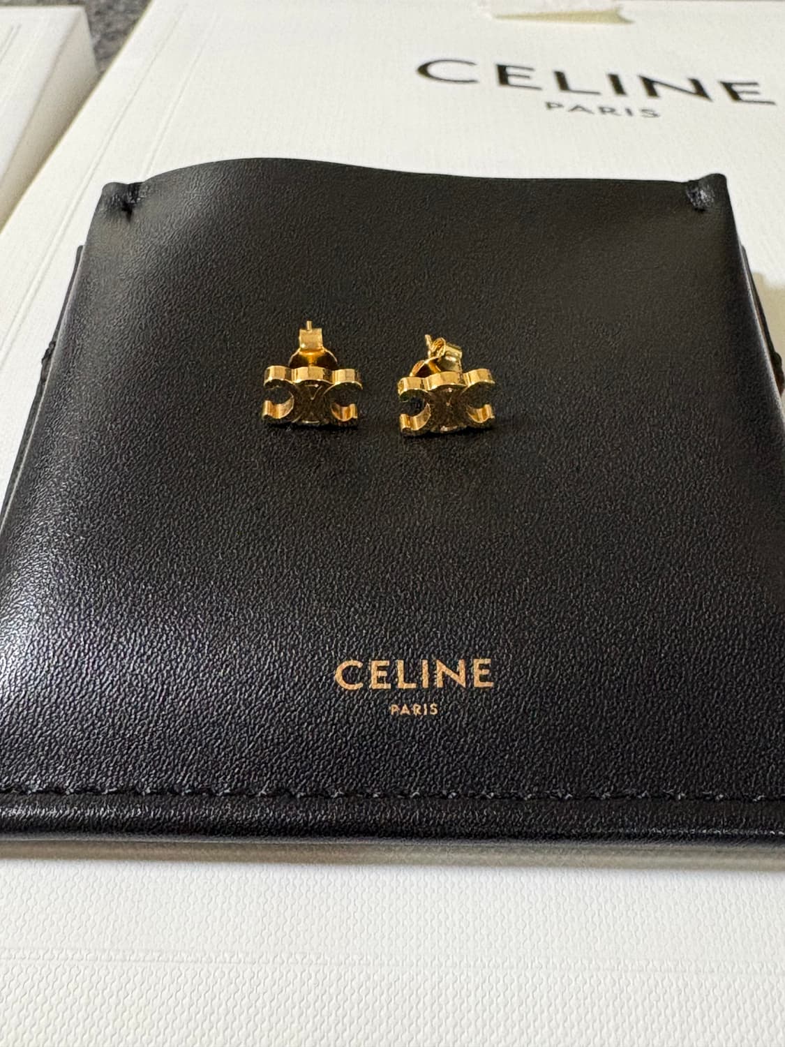 셀린느 트리옹프 스터드 귀걸이 골드 새상품 상품이미지4