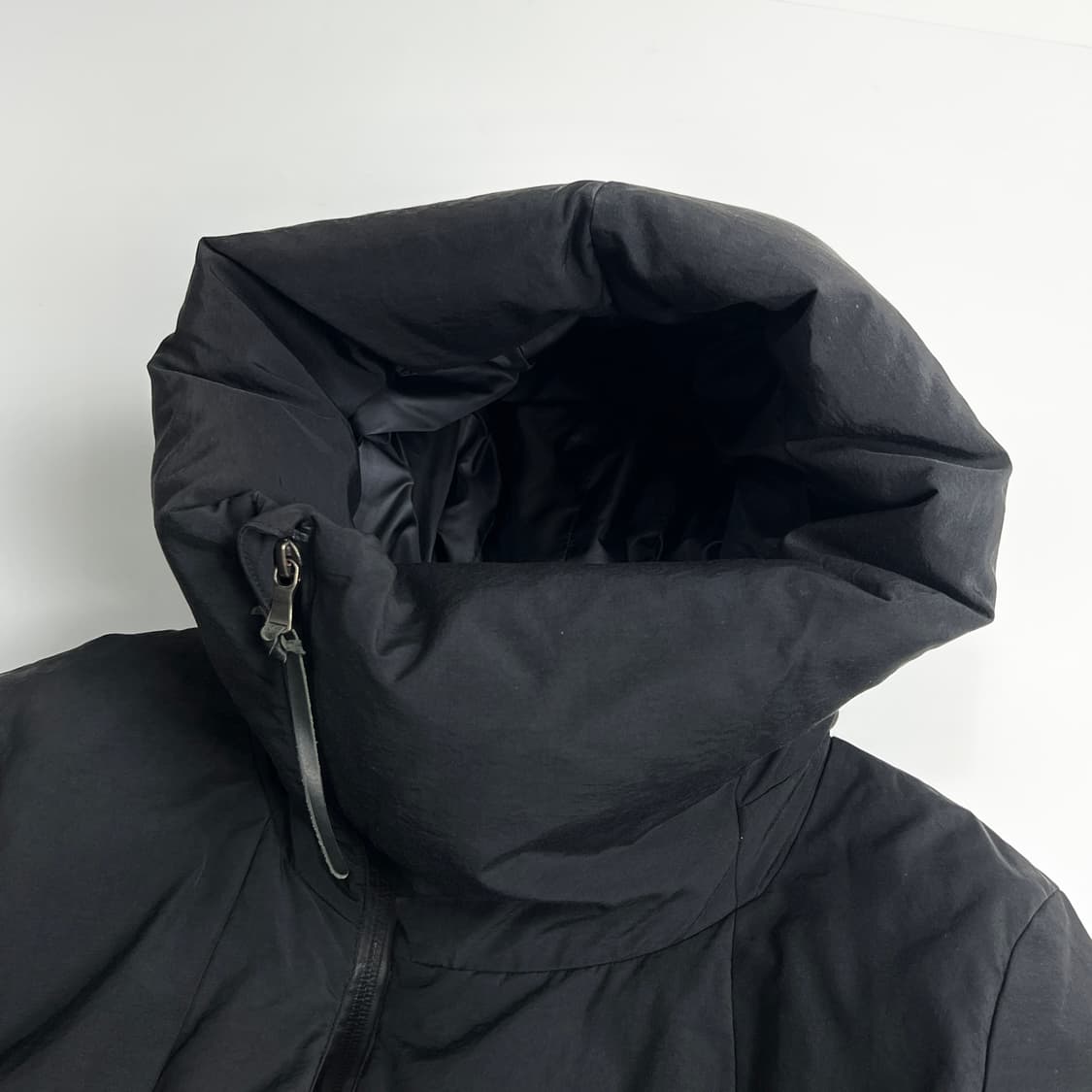 The Viridi Anne 비대칭 하이넥 후드 다운 자켓 상품이미지9