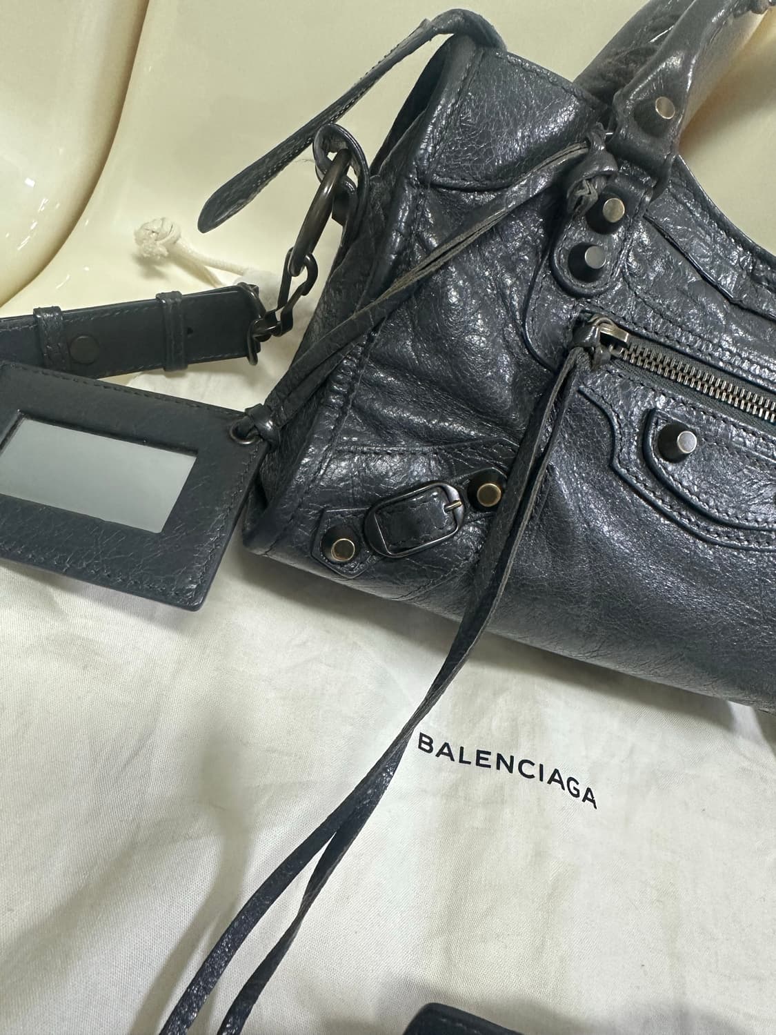 [A 정품] 발렌시아가 시티 모터백 미니 그레이 상품이미지4