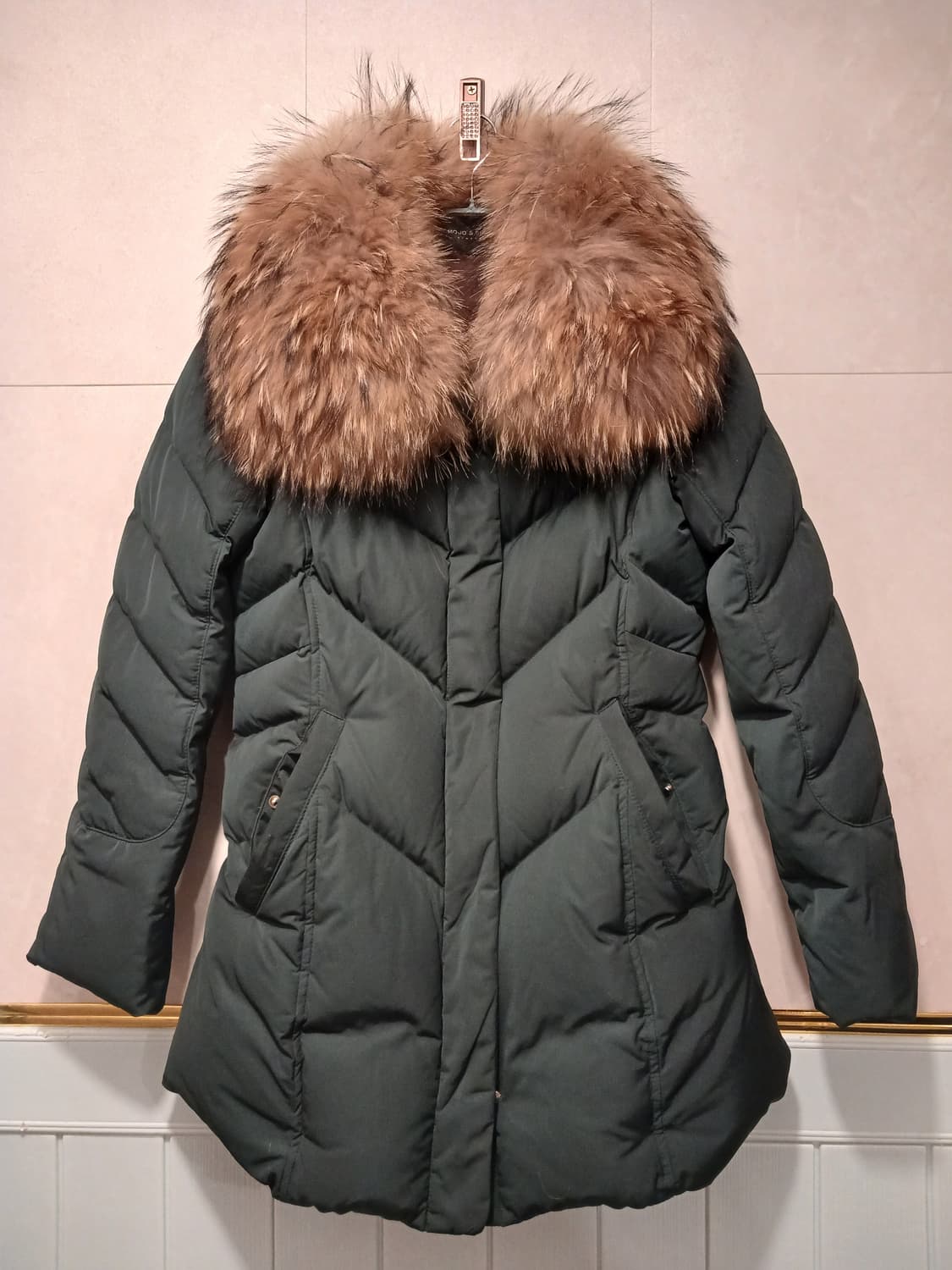 모조에스핀 정품 여성 락쿤털 100% 소재 패딩 85-91-164 상품이미지1