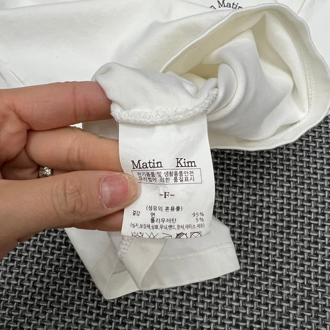 마뗑킴 화이트 스몰로고 반팔 상품이미지3