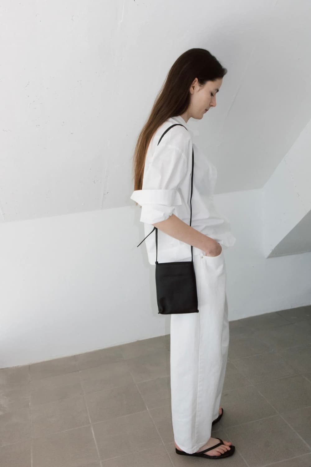 네세서리 레더 버티컬 크로스 백 블랙 상품이미지1