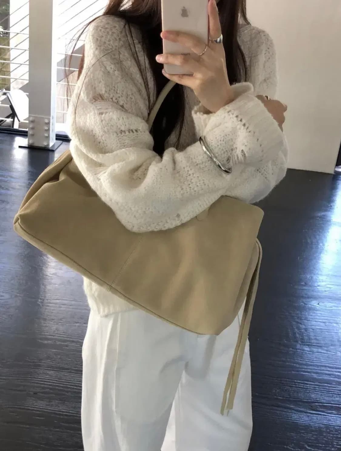 씨유쑨 포켓스웨드백 베이지 상품이미지4