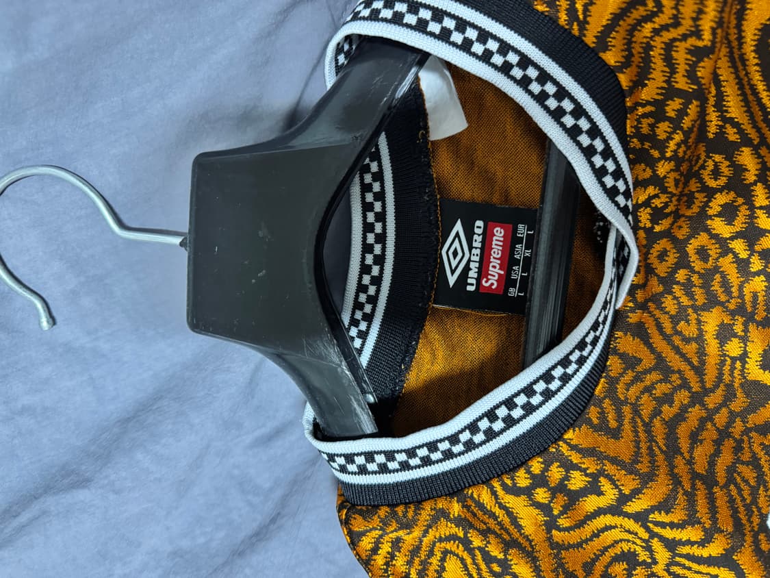 슈프림 x 엄브로 자카드 애니멀 프린트 사커 저지 오렌지 - 23SS 상품이미지3