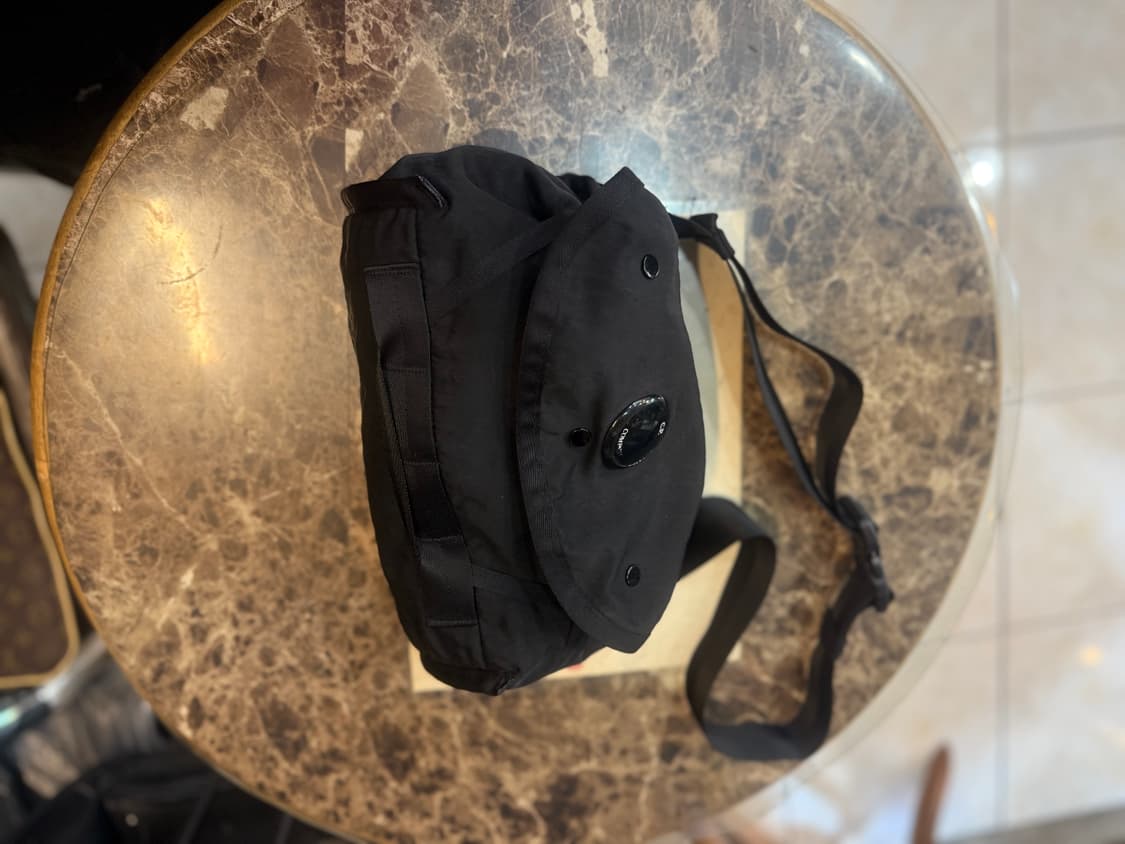 정품 cp컴퍼니 렌즈 크로스백 팝니다 상품이미지1