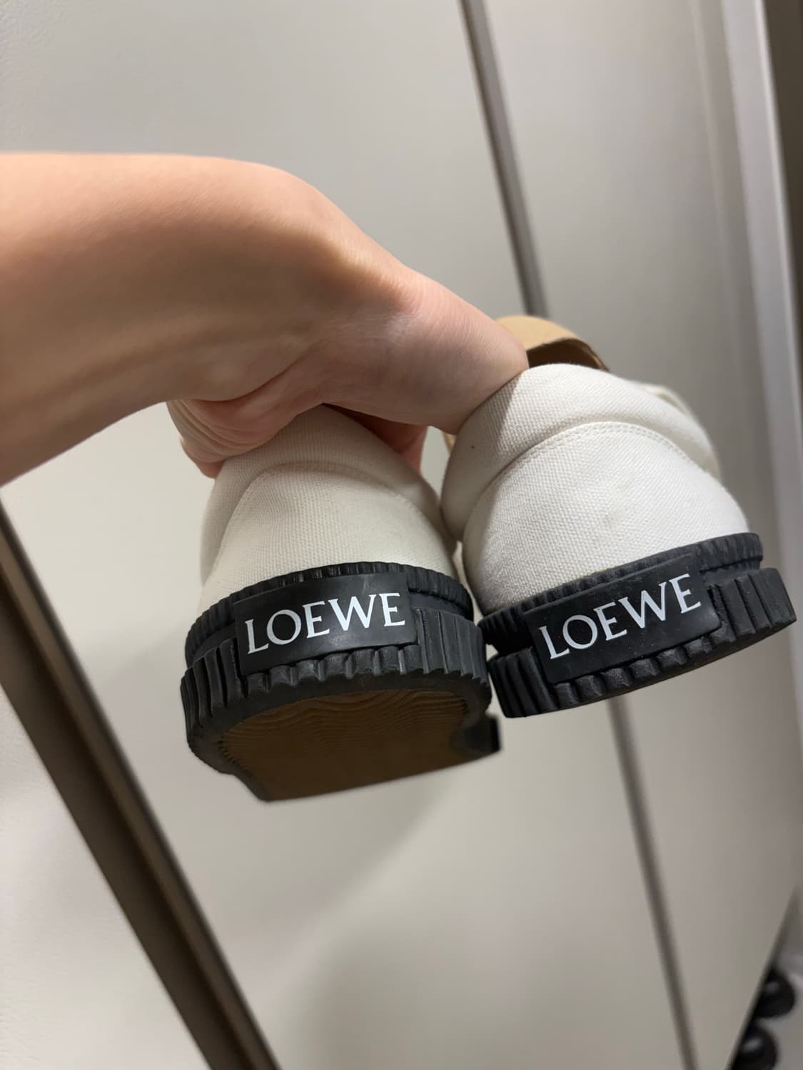 풀박스!! 로에베 아나그램 자수 플랫 스니커즈 38 상품이미지4