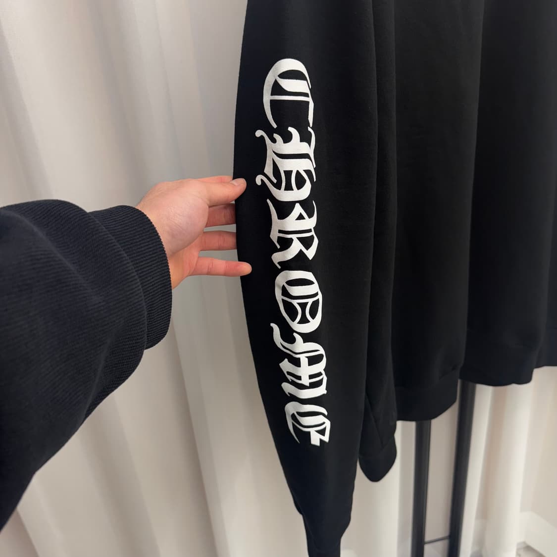 [25년/L] 크롬하츠 넥 로고 맨투맨 블랙 상품이미지4