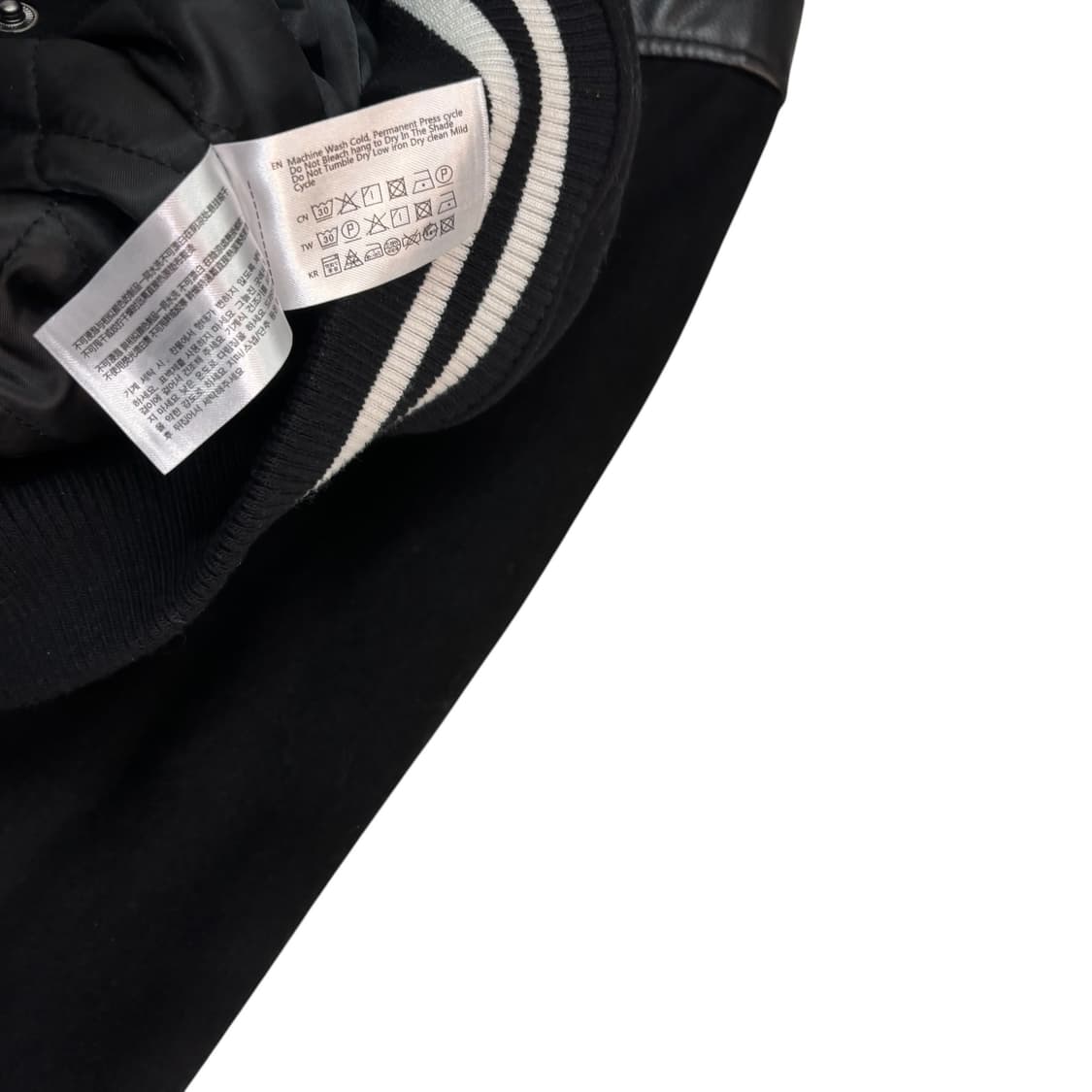 후아유 블랙 유니 카라 바시티 자켓 상품이미지4