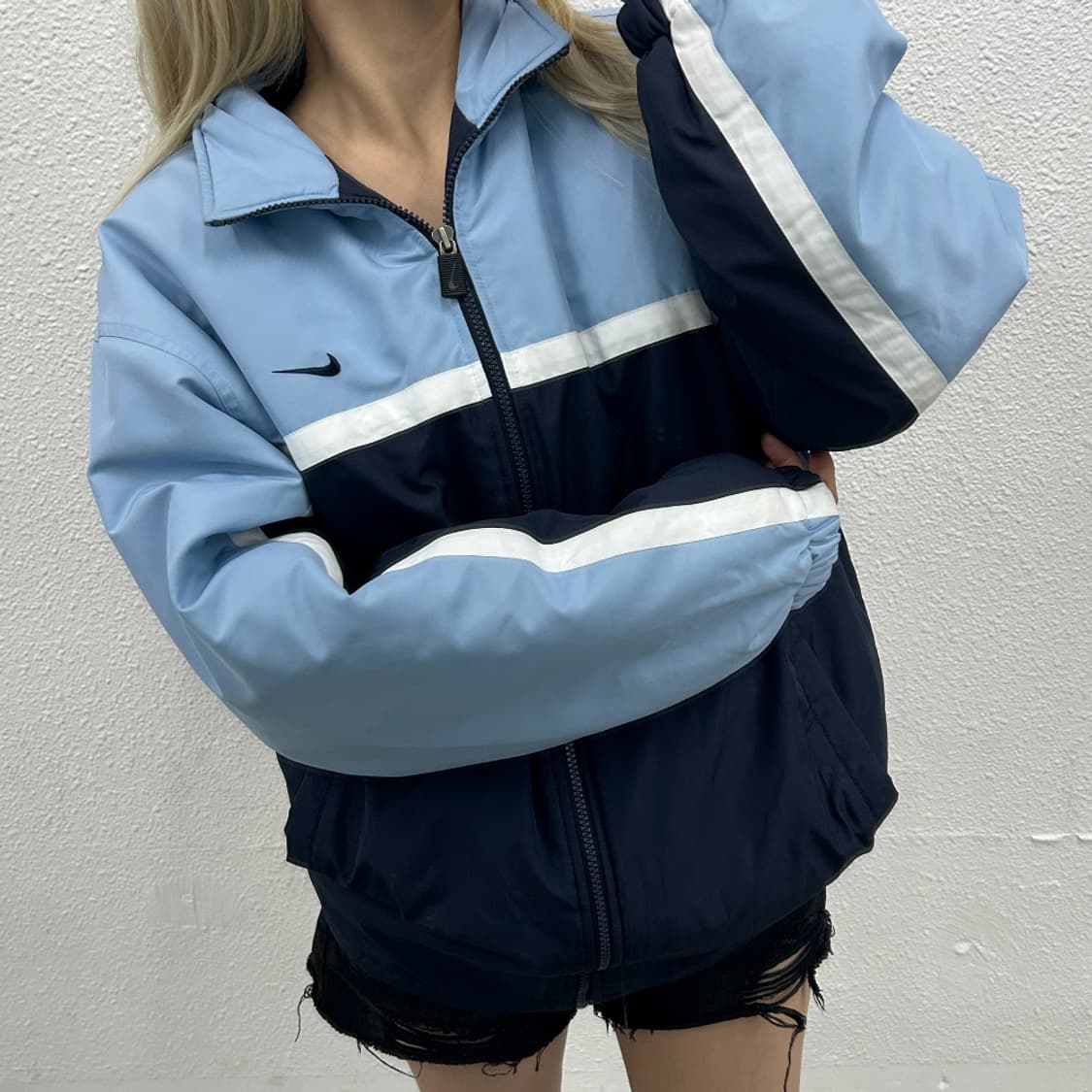 나이키 스우시 올드스쿨 시나모롤 네이비패딩 L 상품이미지2