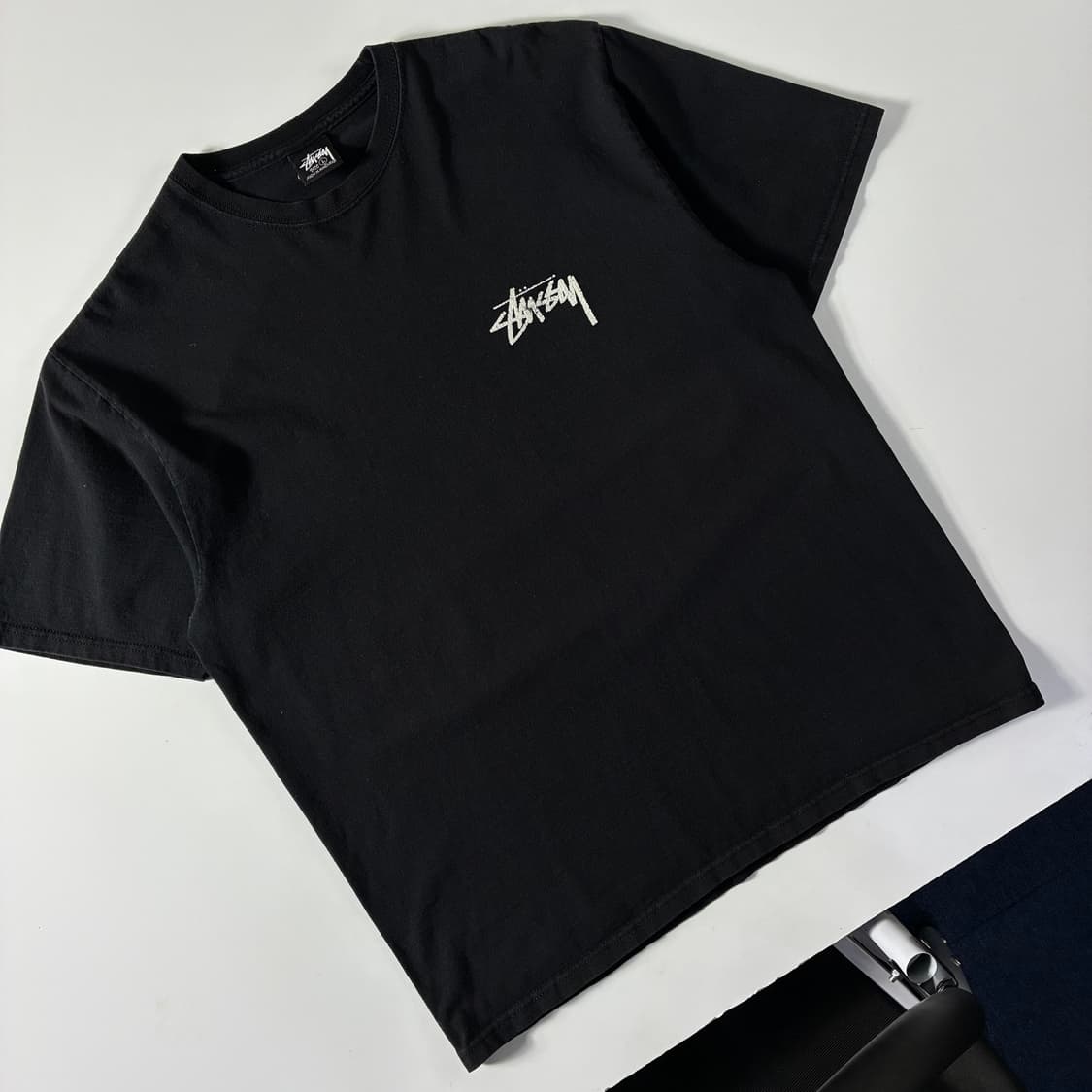 Stussy  스투시 플러쉬 인형 8볼 블랙 반팔 티셔츠  상품이미지3
