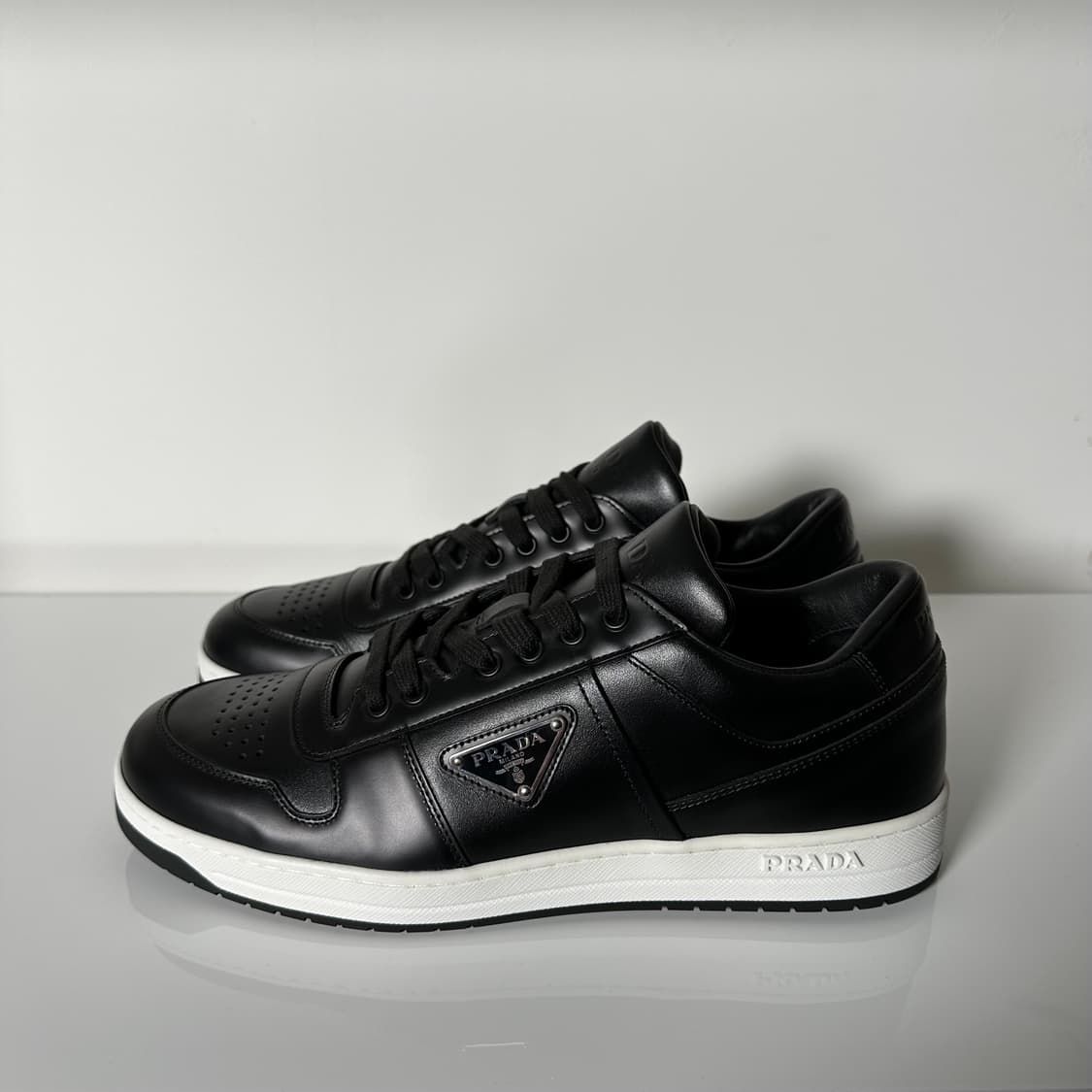 프라다 다운타운 레더 스니커즈 상품이미지1