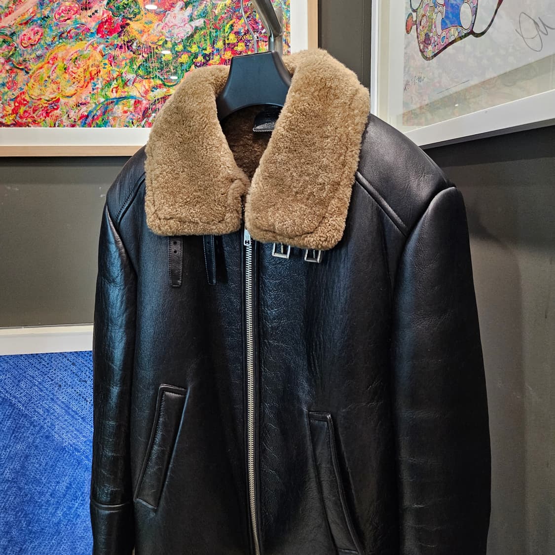 프라다 더블스트랩 넥 스틸 사피아노 삼각로고 무스탕 레더 자켓 상품이미지4