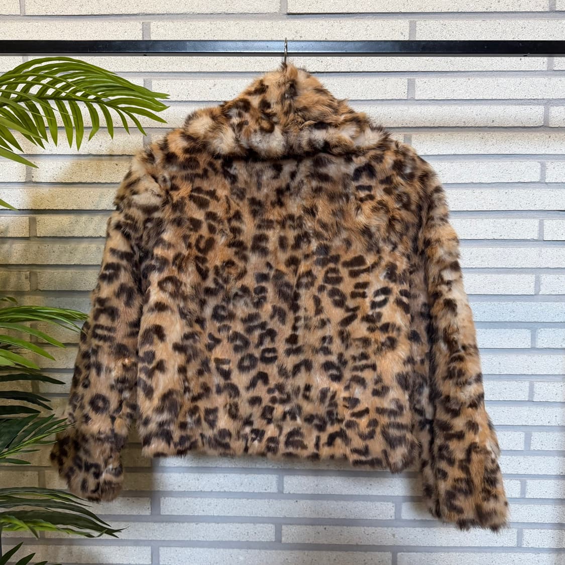 컬렉트포인트 레오파드 퍼 숏자켓 히든후크 숄칼라 디테일 상품이미지3
