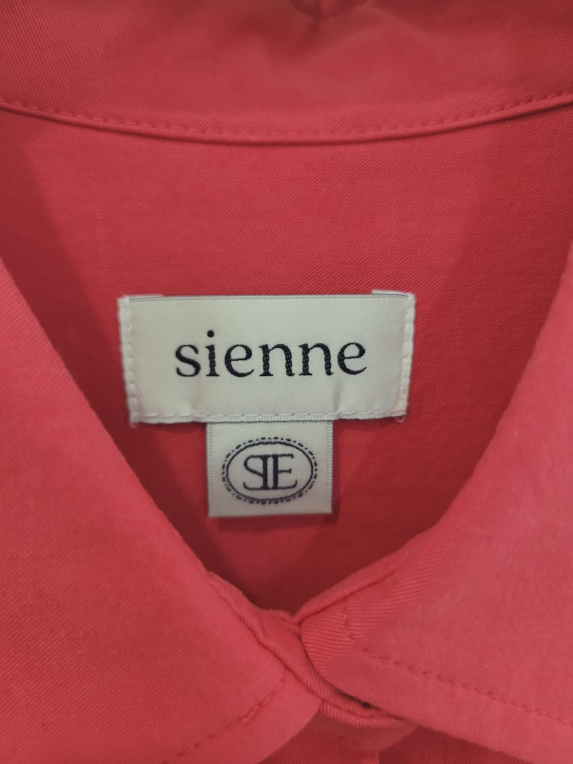 시엔느(SIENNE) 포플린 로고 셔츠 빈티지 레드 55~77 상품이미지3
