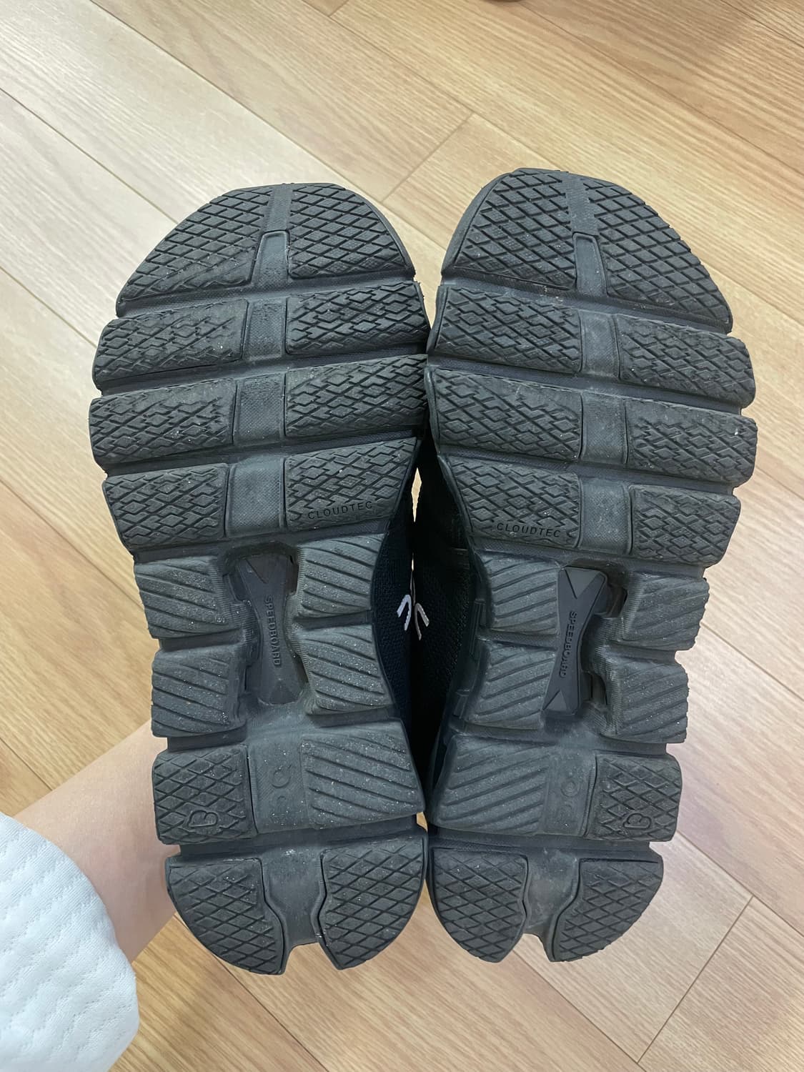 온 러닝 클라우드 X 4 글레이셔 블랙 이클립스 245 상품이미지5