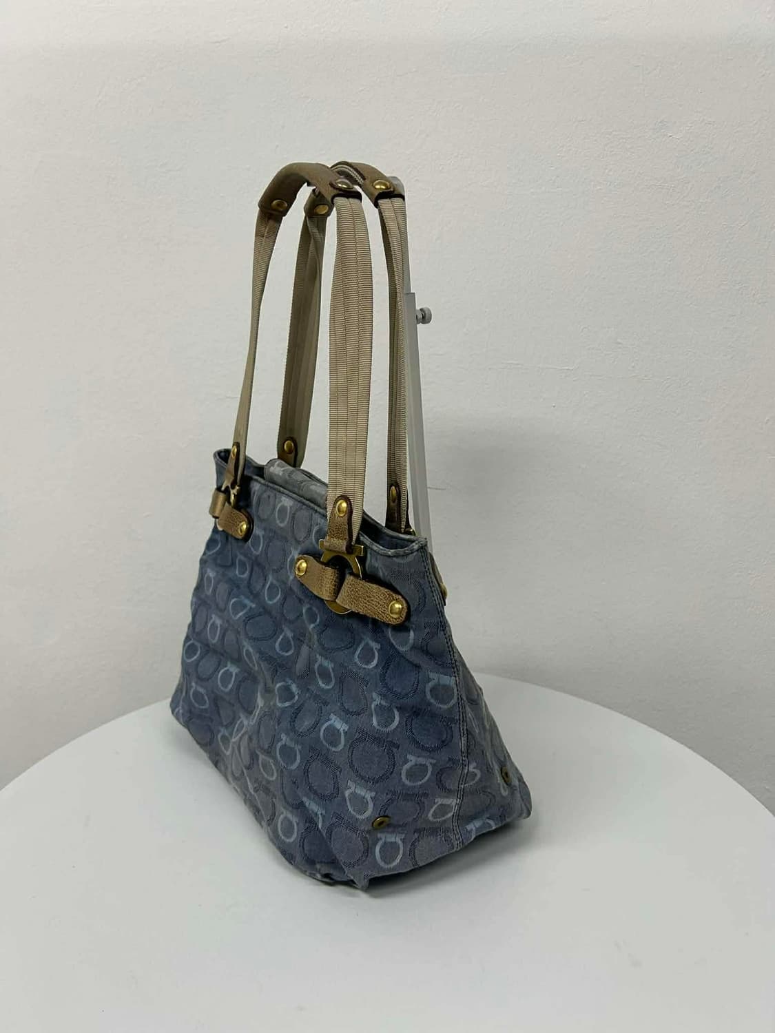 페라가모 간치니 스트랩 캔버스 숄더 토트백 상품이미지3