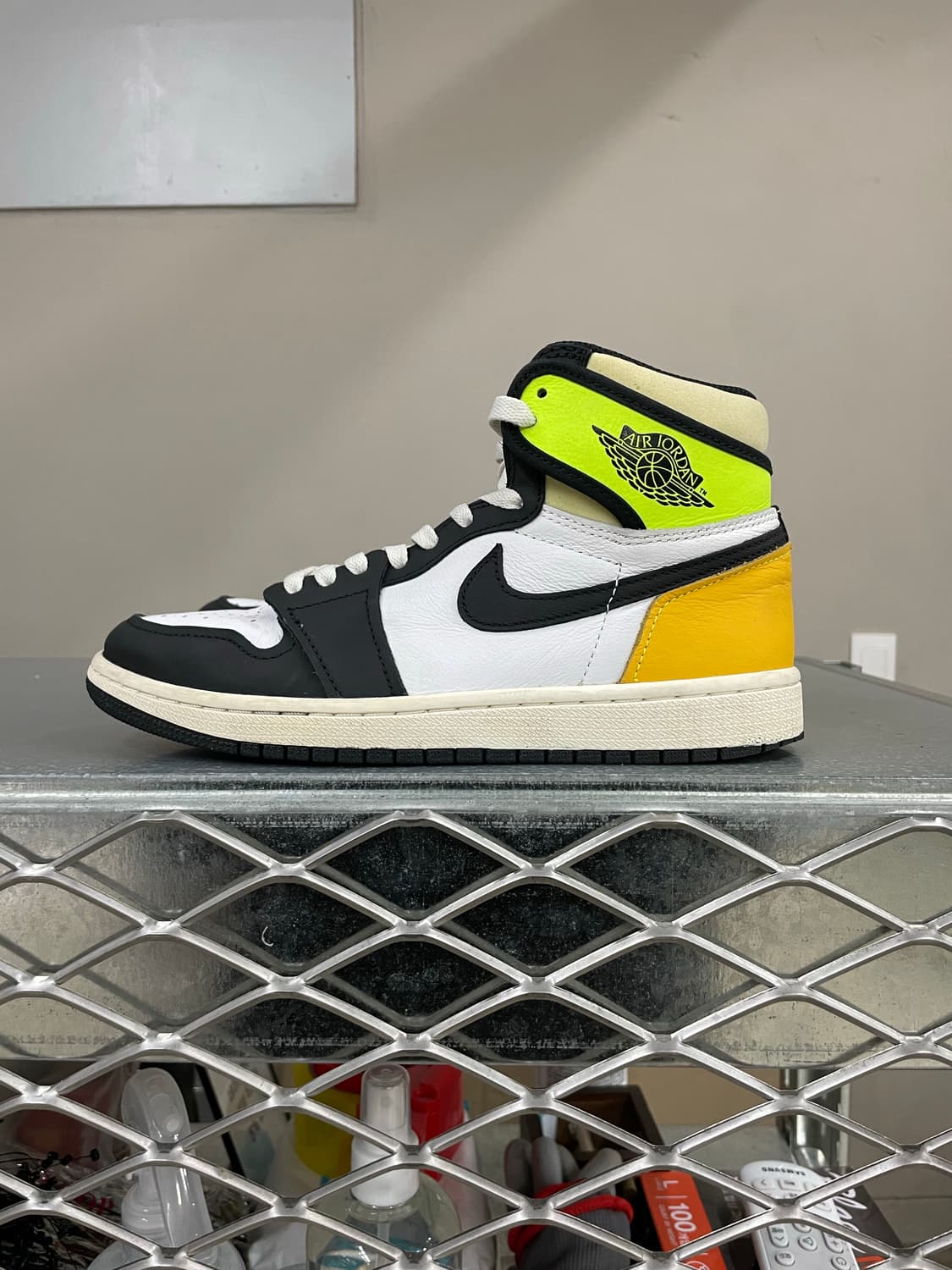 나이키 조던1 레트로 하이 볼트 골드 250 상품이미지1