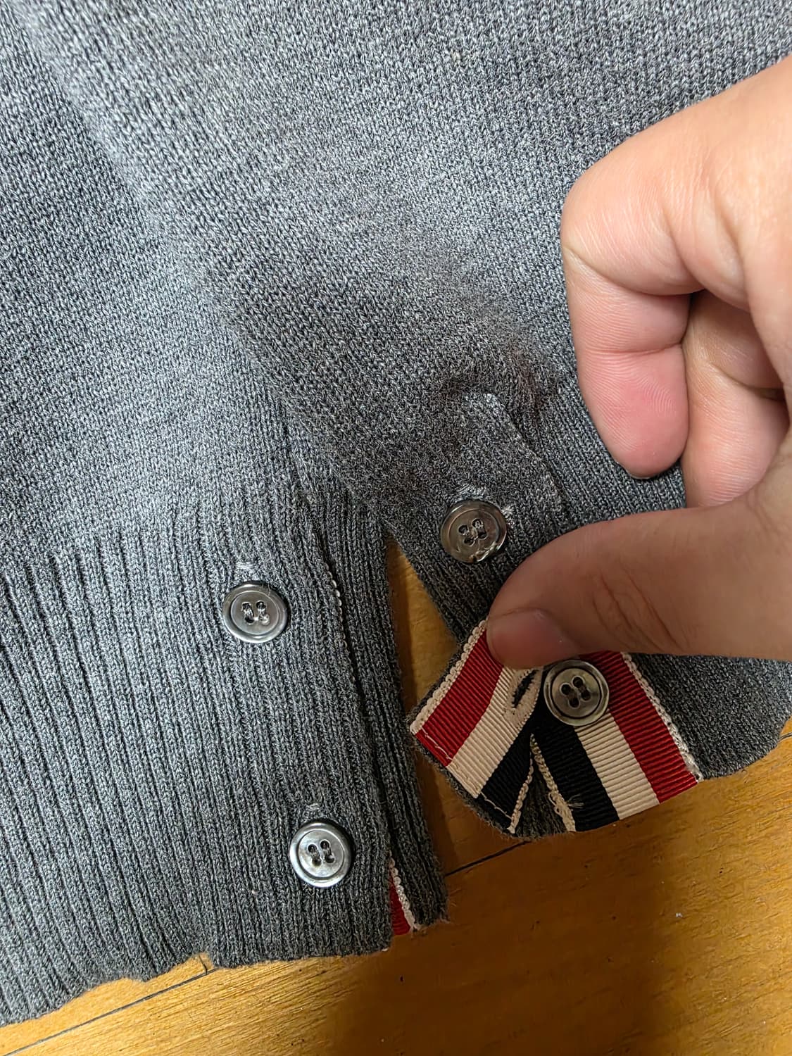 [3,새상품급]톰브라운 밀라노스티치 가디건 미드그레이 상품이미지6