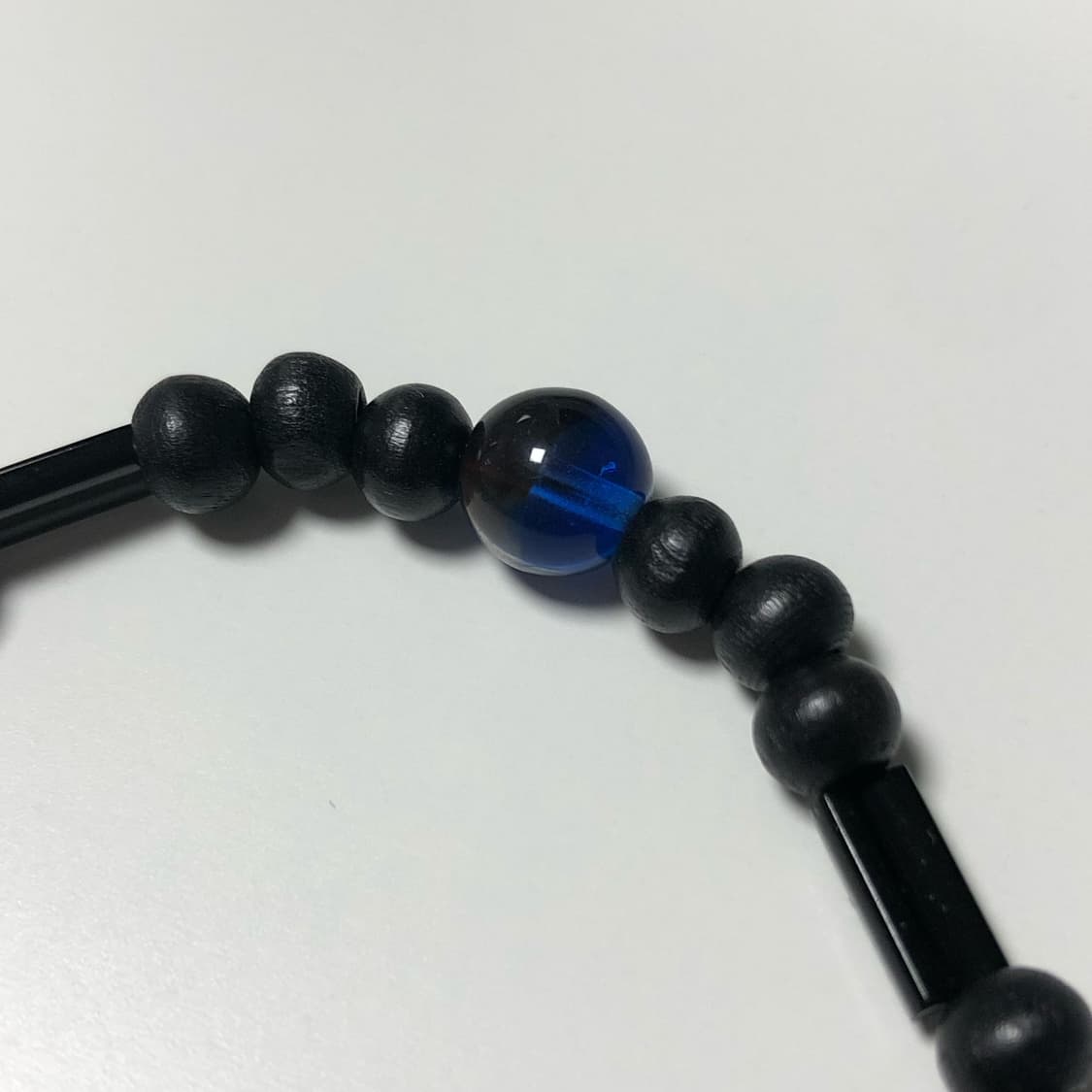푸른빛의 검정 비즈팔찌 상품이미지2