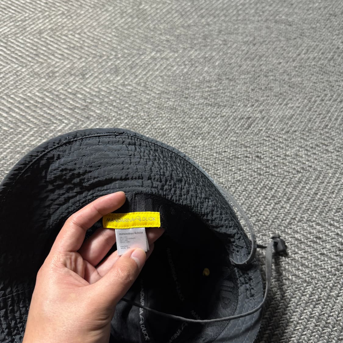 만다리나덕 로고 메탈 나일론 트레블 버킷햇 모자 상품이미지5