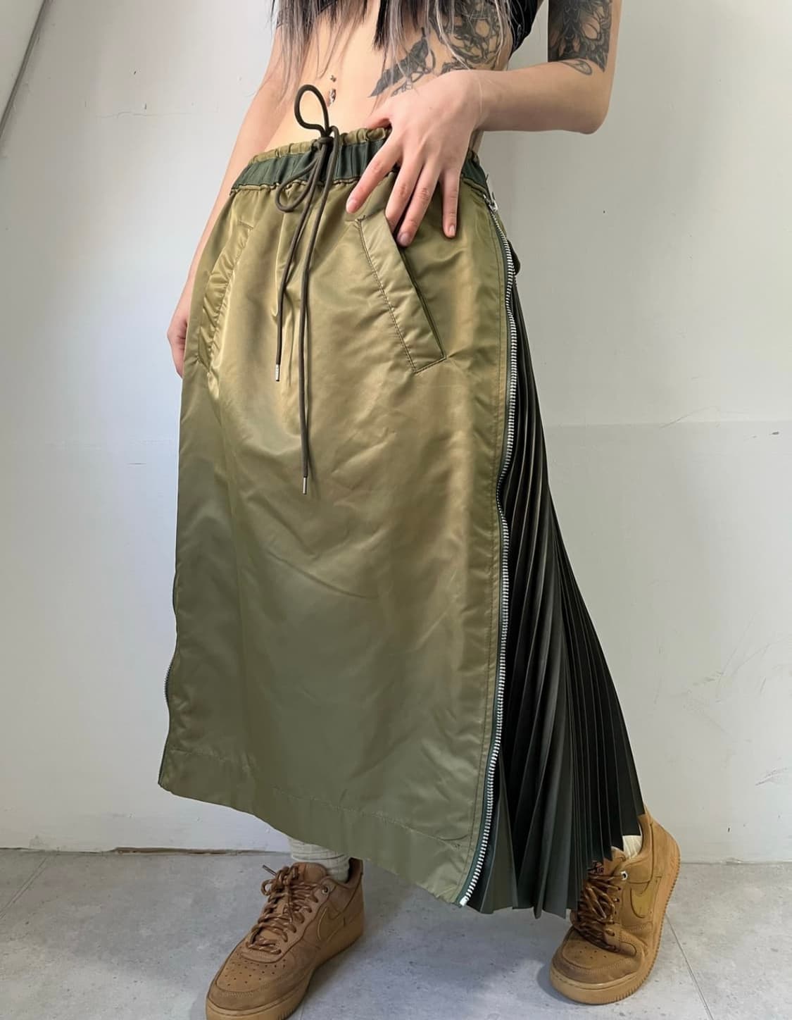 사카이 플리츠 집업 스커트 카키 상품이미지3