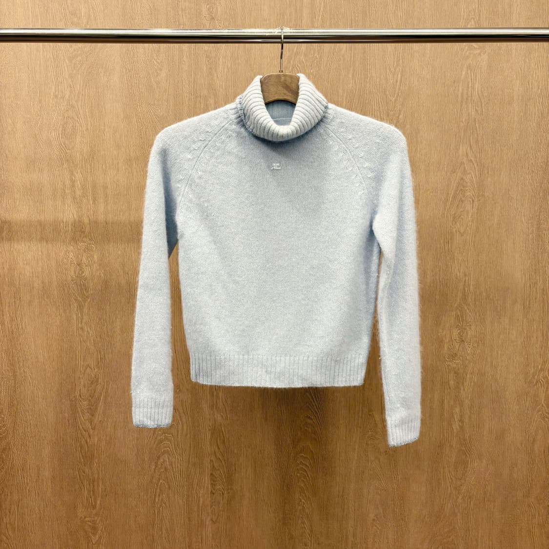 꾸레쥬 터틀넥 골지 니트 미니 로고 자수 레글런 슬리브 디테일 그레이 상품이미지2