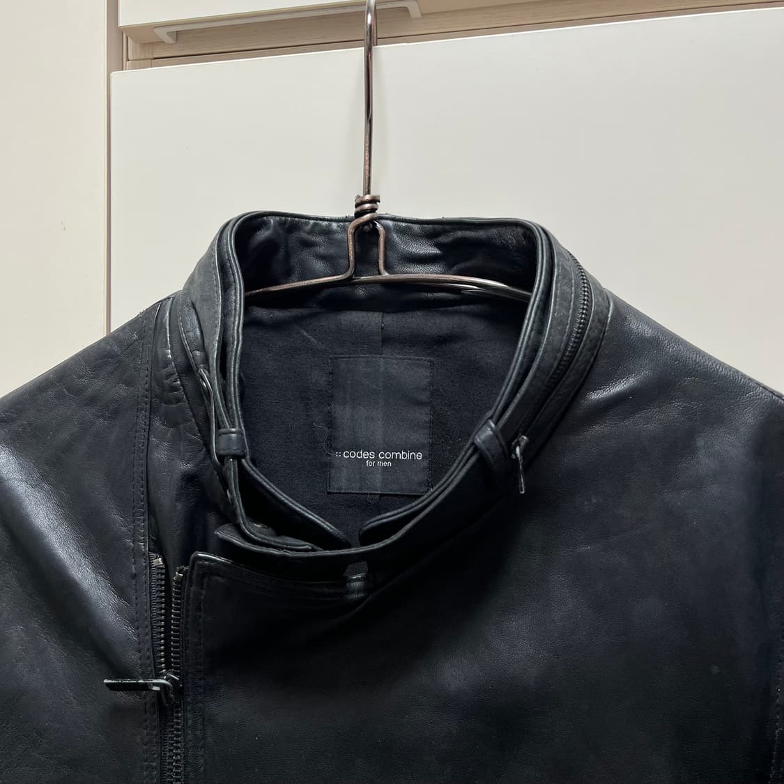 코데즈컴바인 비대칭 하이넥 램스킨자켓 상품이미지6