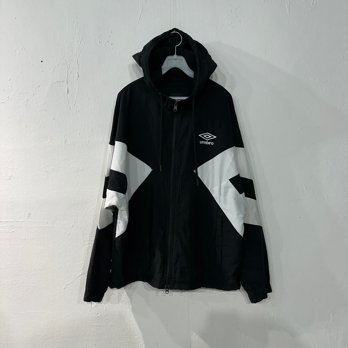 엄브로 빅로고 바람막이 L 상품이미지2