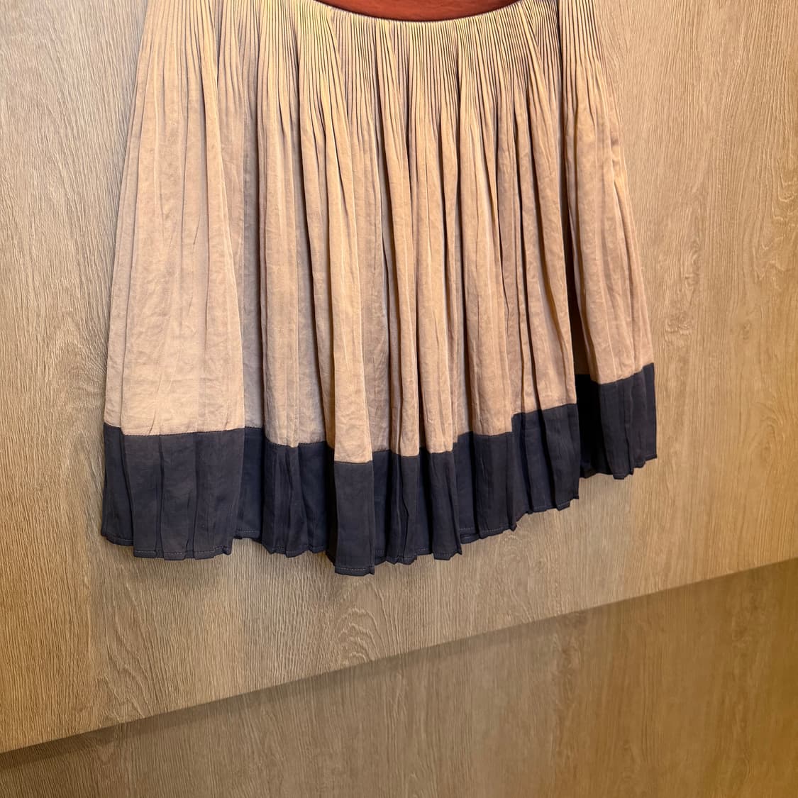 랑방 플리츠 미디 스커트 블랙 배색 디테일 플레어핏 베이지 브라운 상품이미지7