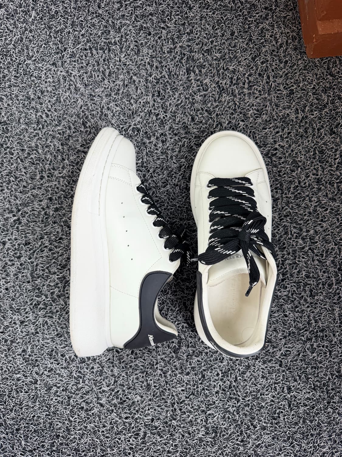 알렉산더 맥퀸 오버사이즈 스니커즈 블랙탭 상품이미지4