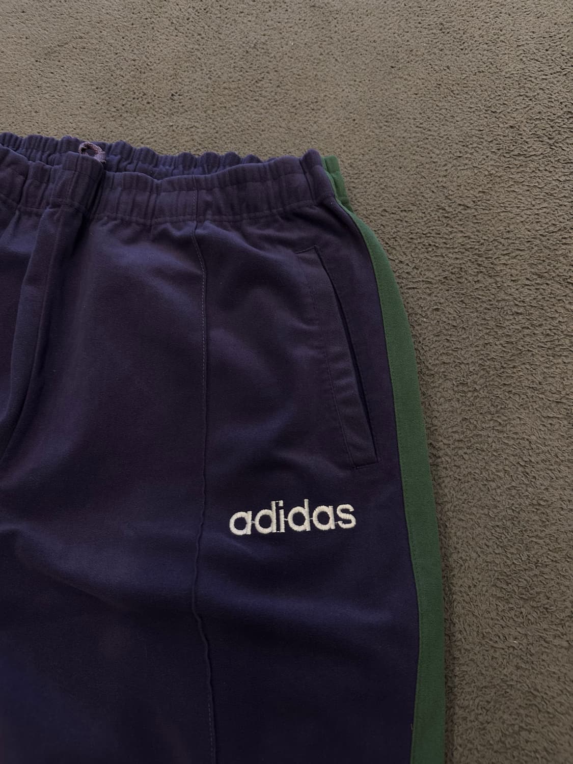 아디다스 90s 올드스쿨 벨벳 트랙팬츠 처분  상품이미지3