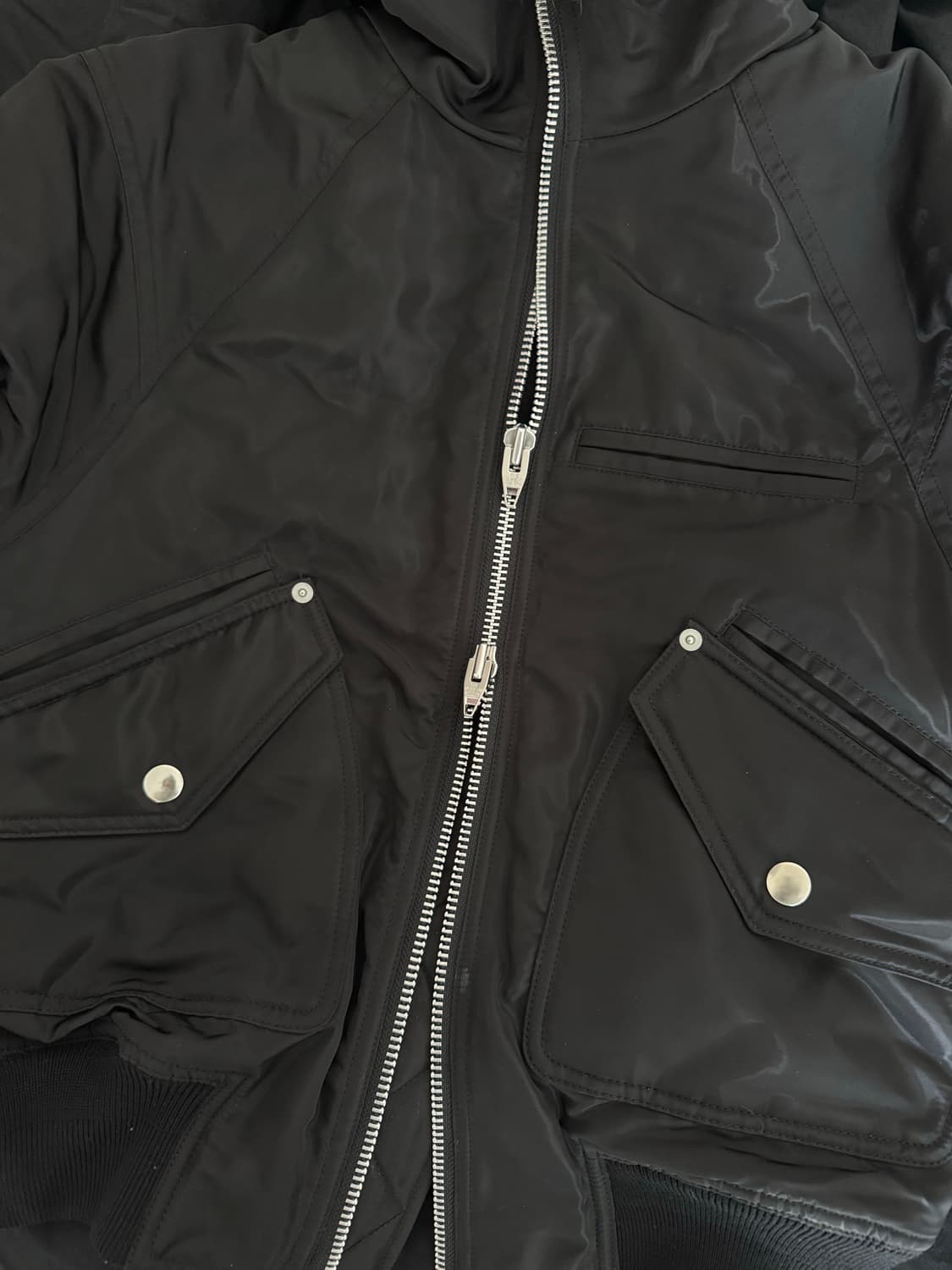 더뮤지엄비지터 퍼후드 메탈 로고 MA-1 점퍼 블랙 S 상품이미지9