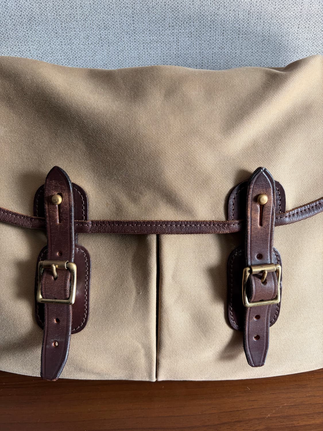 브래디백 아리엘 라지 카키 색상 상품이미지2