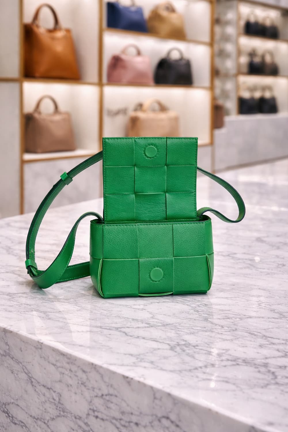 [S급] 보테가베네타 패러킷 카세트 미니 크로스백 판매합니다!!! 상품이미지3