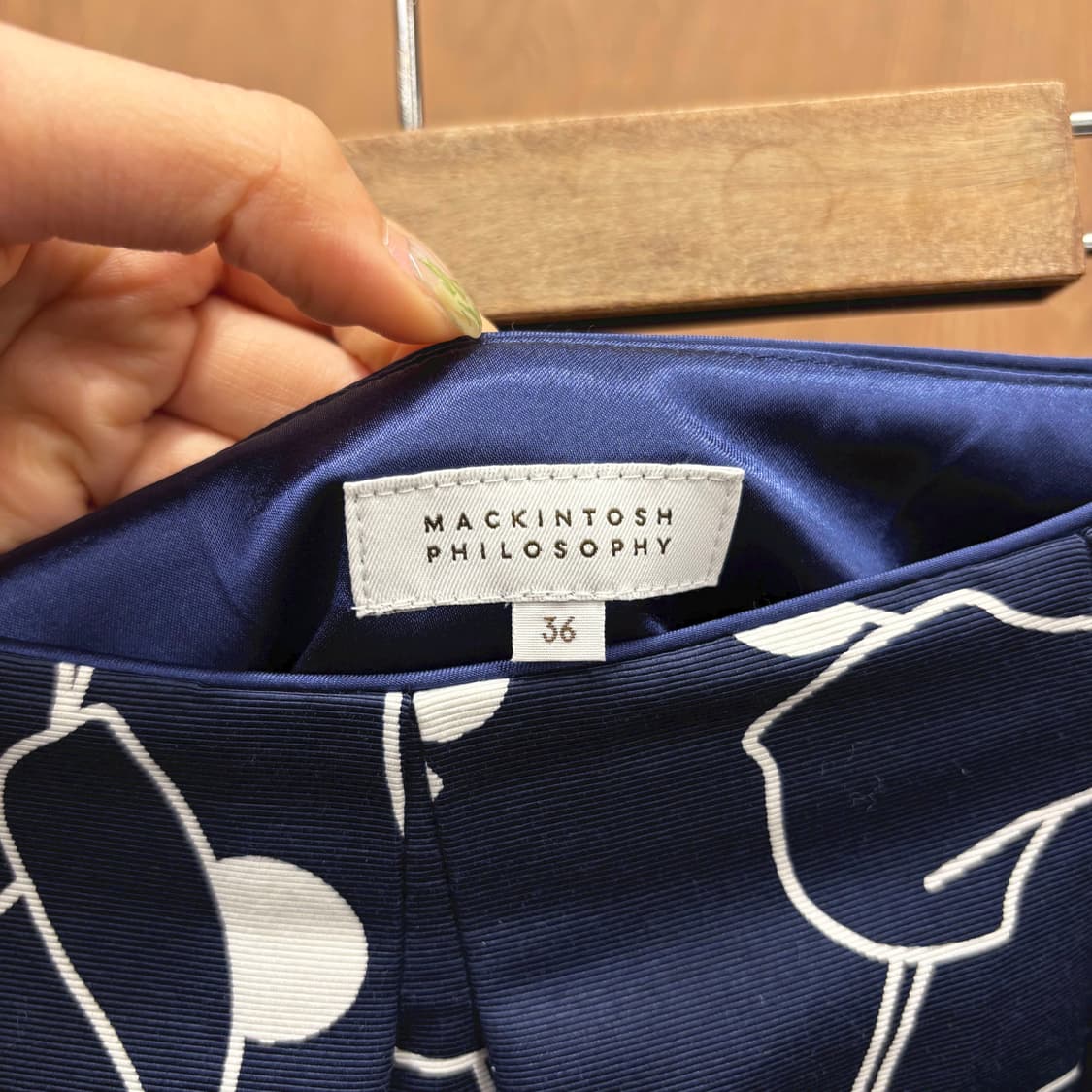 맥퀸토시 필로소피 미디 스커트 플로럴 패턴 디테일 플레어핏 다크 네이비 상품이미지6