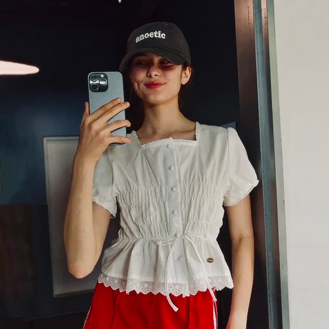 아노에틱 스퀘어넥 셔링 스트링 블라우스 화이트 상품이미지1