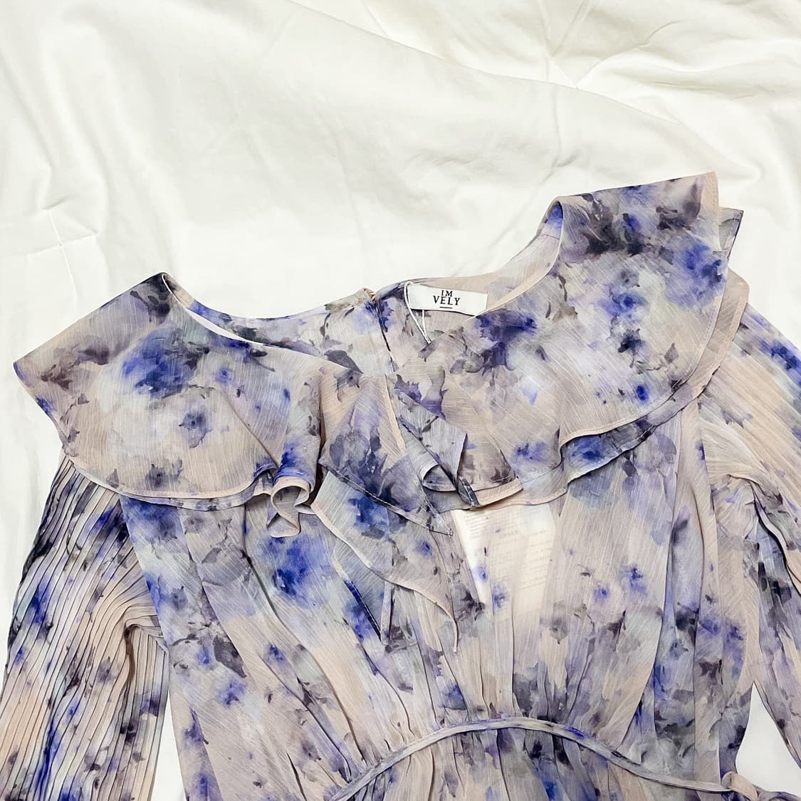 새상품 ) 임블리 로맨틱무드 프릴블라우스 상품이미지3