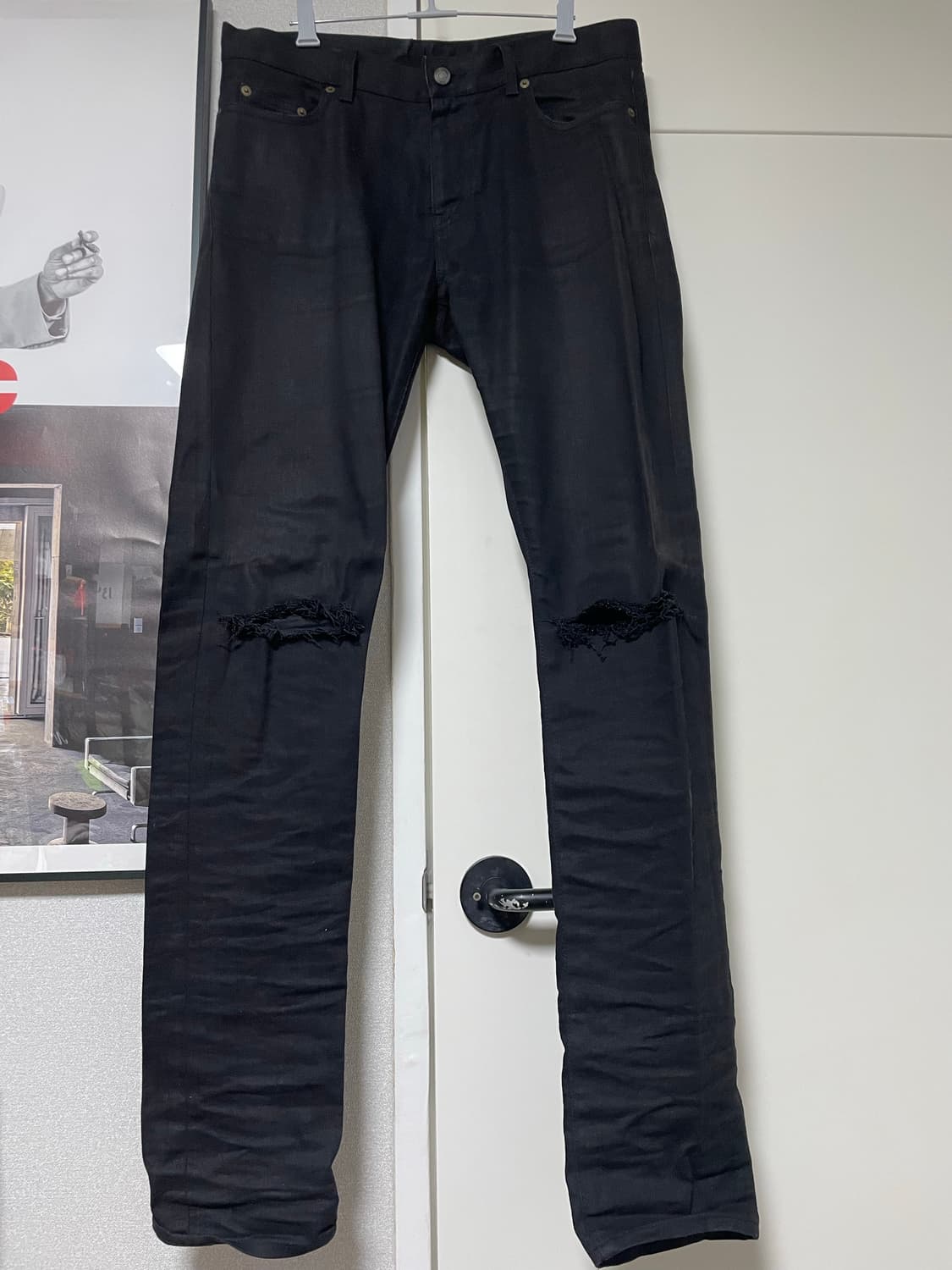 생로랑 블랙 코팅 디스트로이드 진 상품이미지1