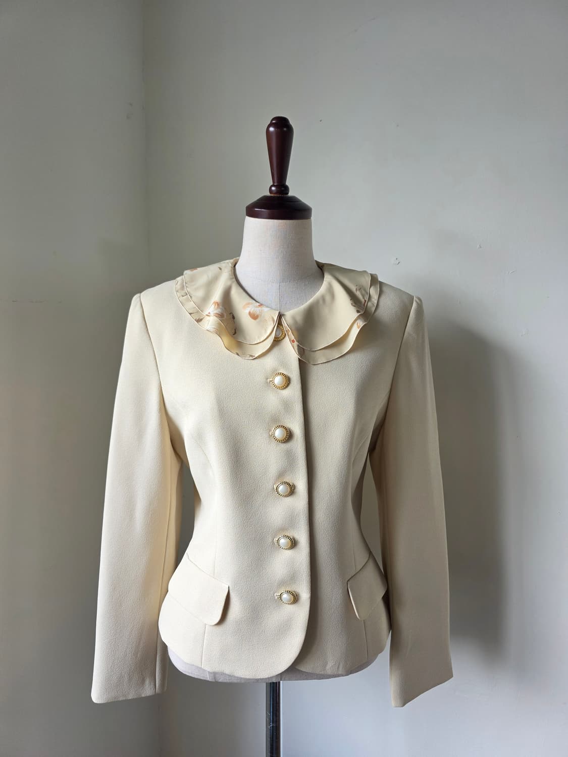 연베이지 진주 버튼 카라 탈부착 자켓 상품이미지2