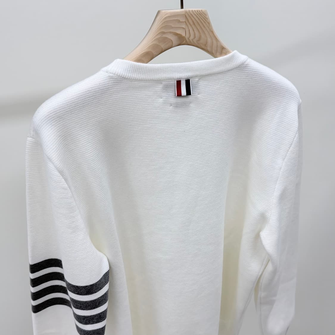 [S+급/5] 톰브라운 사선완장 밀라노 스티치 니트 화이트 상품이미지6