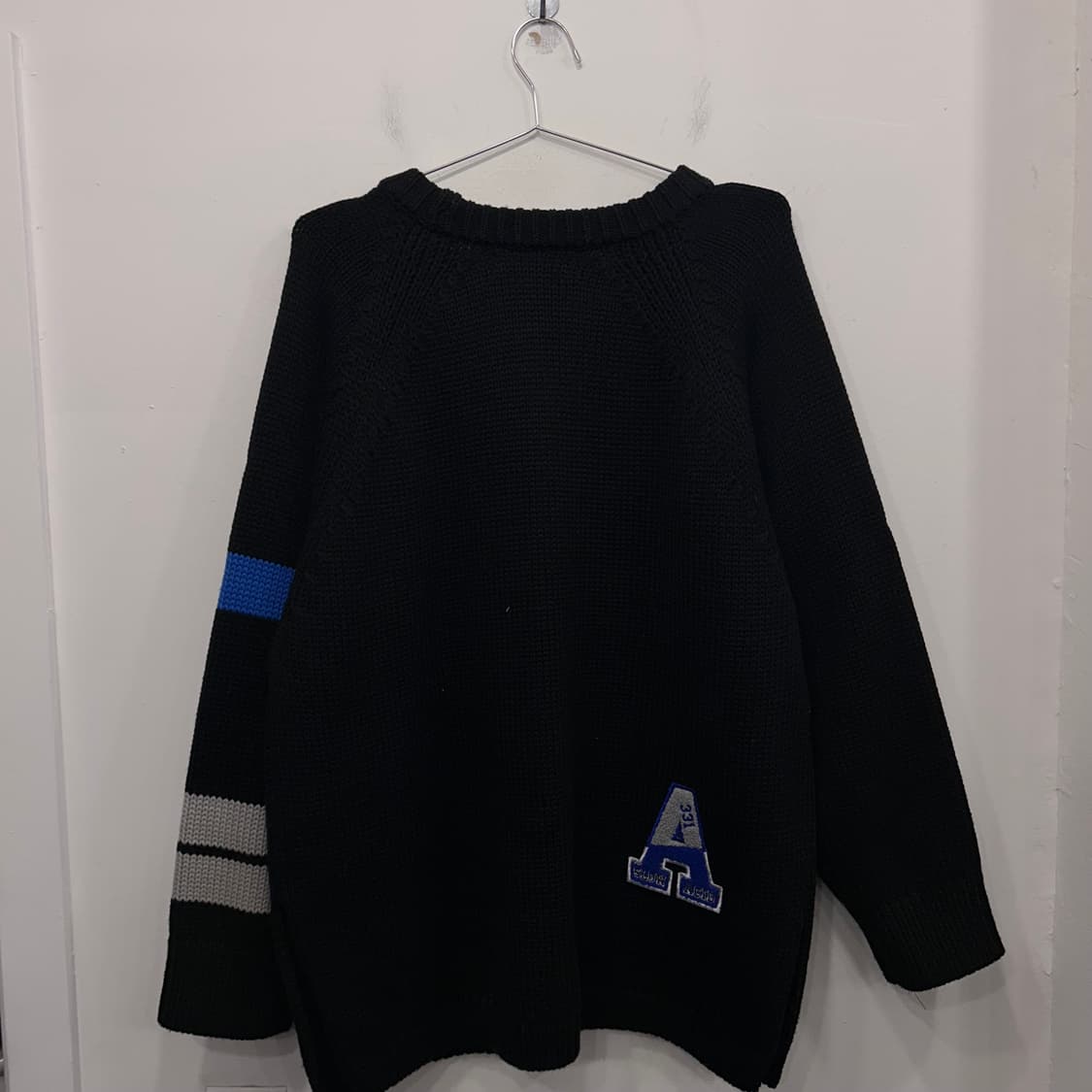 슬로우에시드 배색 래글런 트임 오버핏 니트 상품이미지5